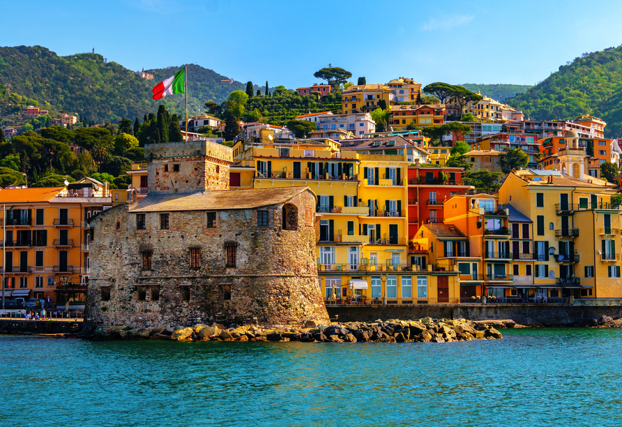 Blick auf die schöne Stadt Rapallo, die Sie bei einer Stadtführung erkunden werden.