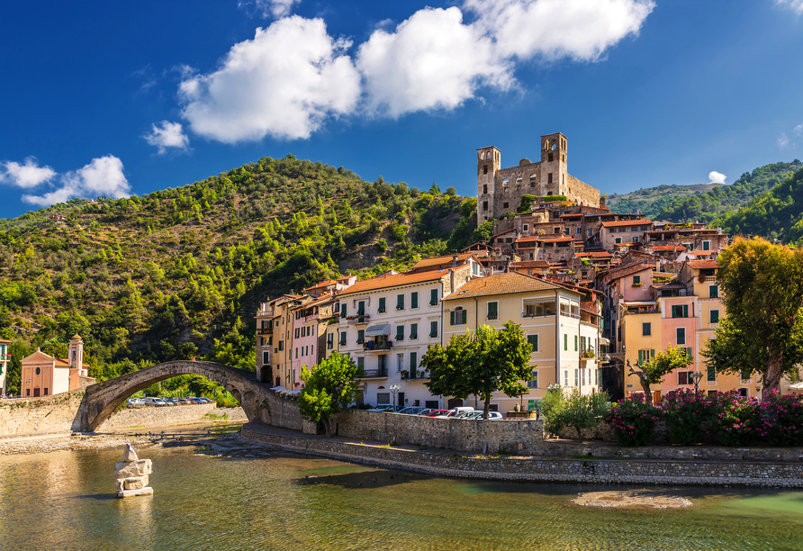 Erleben Sie optional die Schönheit des historischen Ortes Dolceaqua mit der Neviabrücke, die den Maler Monet verzaubert hat.