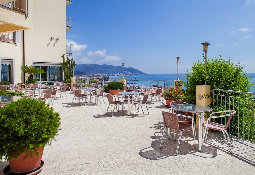 Von der Terrasse Ihres Hotels aus haben Sie einen fabelhaften Blick auf das Meer.