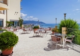 Von der Terrasse Ihres Hotels aus haben Sie einen fabelhaften Blick auf das Meer.