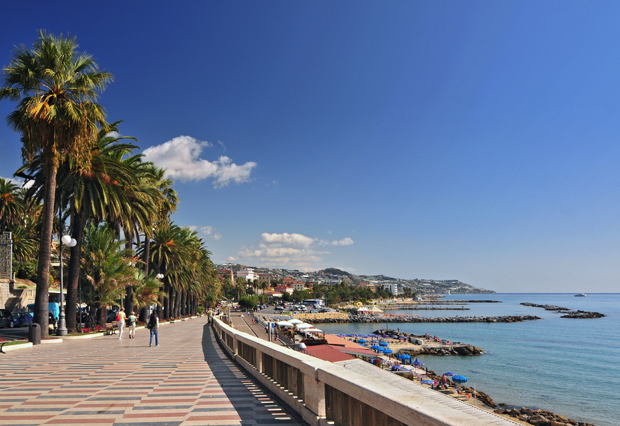 Schlendern Sie gemütlich entlang der Promenade in Sanremo (optional).