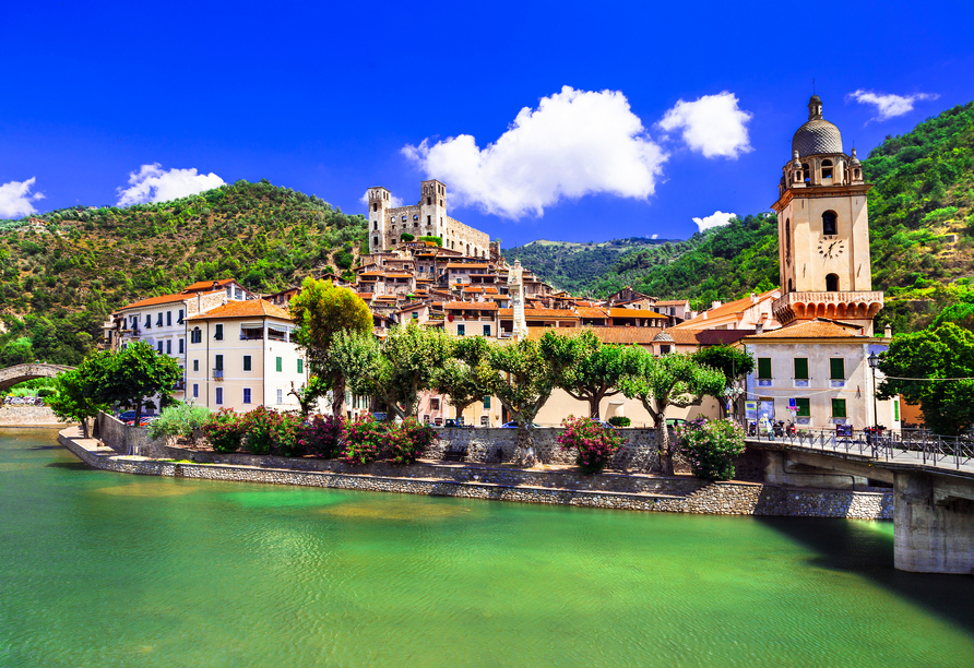 Unternehmen Sie in Dolceacqua eine Stadtbesichtigung (optional).