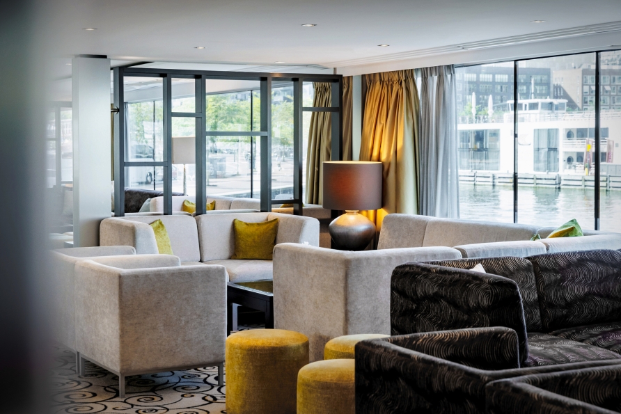 Entspannen Sie in der Panorama-Lounge an Bord der A-ROSA ALEA.
