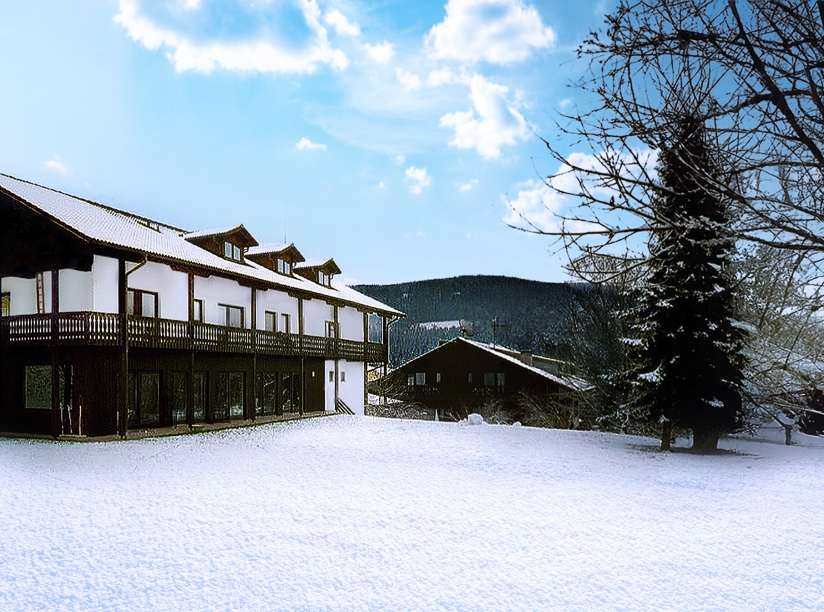 Das Hotel Ferien vom Ich vor winterlicher Kulisse