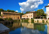 Auch die mittelalterliche Stadt Bagno Vignoni mit ihrem Thermalbecken werden Sie bei einer Besichtigung kennen und lieben lernen.