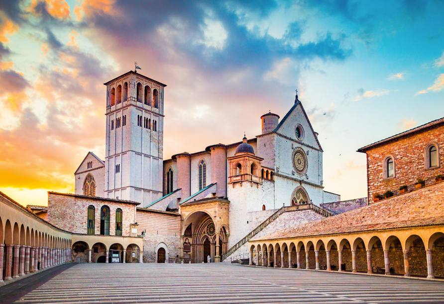 Auch Assisi mit der pittoresken Basilika wird Ihnen bei Buchung des optionalen Ausflugs gezeigt.