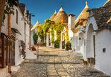 Schlendern Sie in Alberobello durch die Gassen und bestaunen Sie die pittoresken Trulli-Häuser.