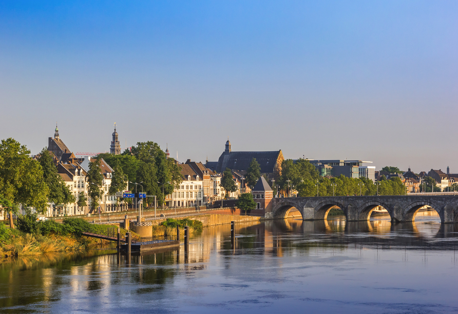 Die historische Servaas-Brücke über den Fluss Maas ist im Morgengrauen ein besonders schönes Fotomotiv.