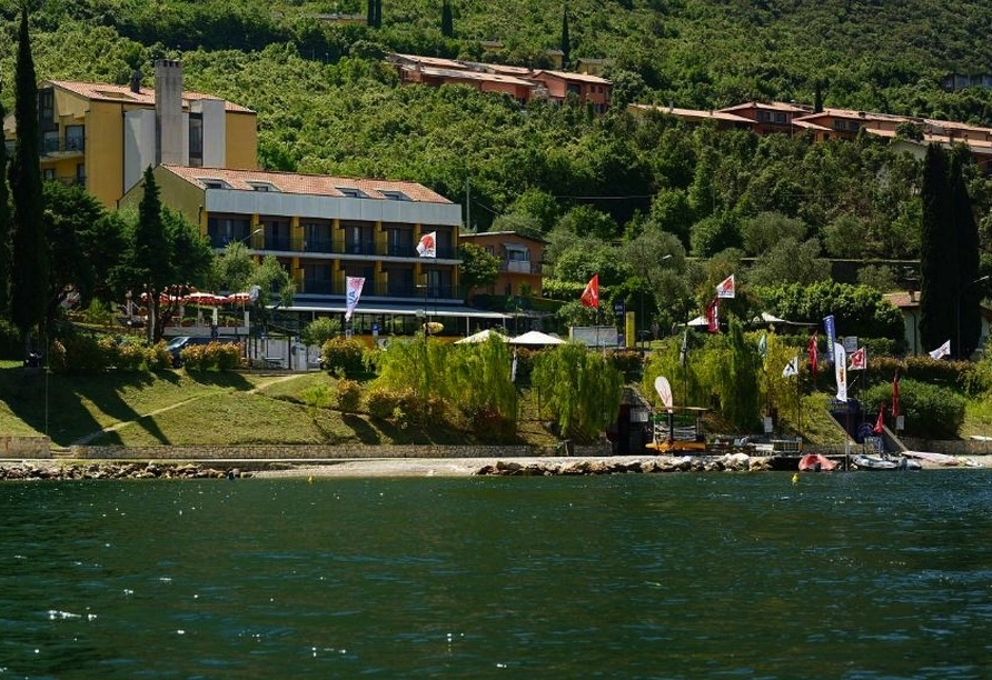 Ihr Hotel liegt direkt an einem kleinen Kiesstrand.