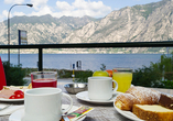 Genießen Sie Ihr Frühstück auf der Terrasse mit Blick auf den Gardasee.