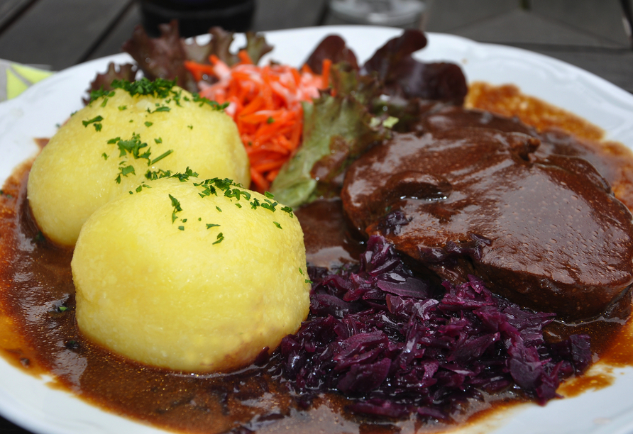 Lassen Sie sich mit Thüringer Klößen und Sauerbraten die Küche Thüringens auf der Zunge zergehen.