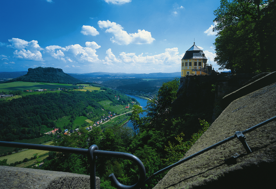 Besuchen Sie die Festung Königstein und genießen Sie die Aussicht.