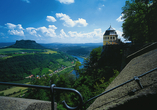 Besuchen Sie die Festung Königstein und genießen Sie die Aussicht.