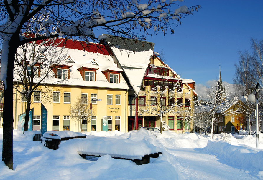 Das Parkhotel inmitten der winterlichen Schneelandschaft