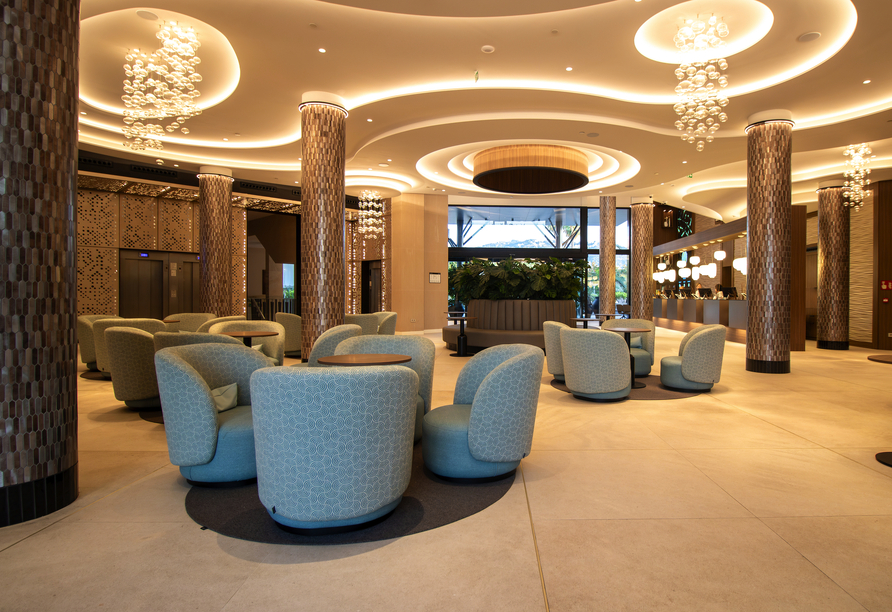 Die moderne, stilvolle Lobby im Hotel Golden Taurus