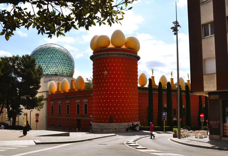 Wandeln Sie auf Dalís Spuren, während Sie das Theater-Museum in Figueres besuchen.