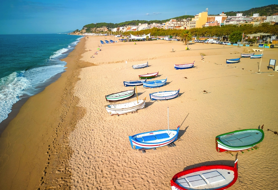 Pineda de Mar ist mit seinem großen, goldenen Sandstrand der perfekte Urlaubsort.