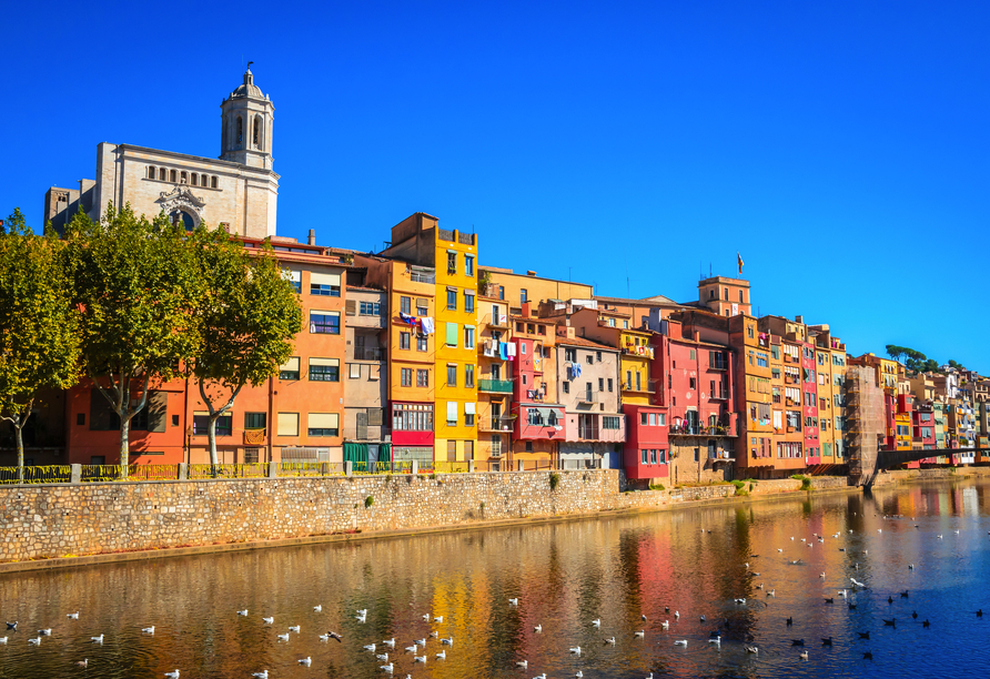 Sie besuchen Girona, wo Sie von den bunten Häusern am Ufer des Flusses Onyar begrüßt werden.