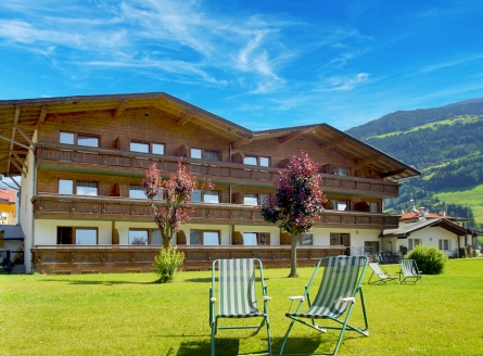 Außenansicht des First Mountain Hotels Zillertal