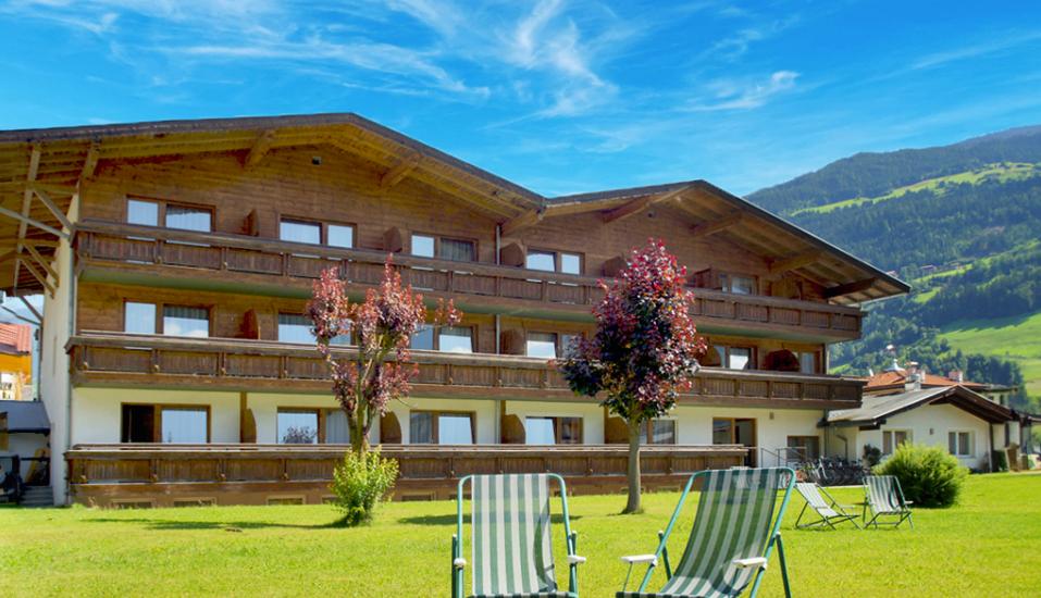 Außenansicht des First Mountain Hotels Zillertal