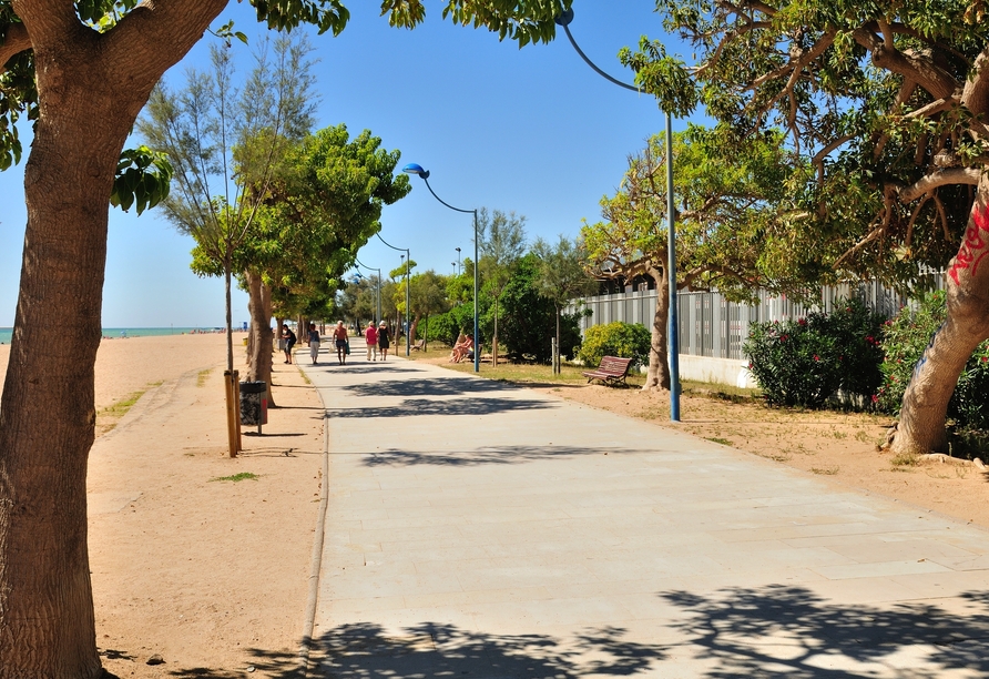 Schlendern Sie an der Promenade von Malgrat de Mar und genießen Sie die malerische Umgebung.