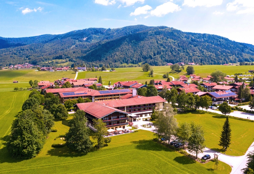 Das Wiesgauer Alpenhotel begrüßt Sie in idyllischer Lage inmitten der Chiemgauer Alpen.