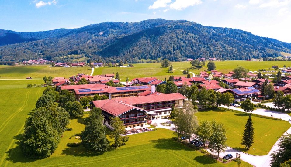 Das Wiesgauer Alpenhotel begrüßt Sie in idyllischer Lage inmitten der Chiemgauer Alpen.