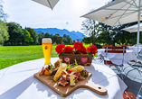 Lassen Sie sich auf der Sommerterrasse eine herzhafte, bayerische Brotzeit schmecken.