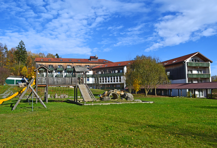 Ein Spielplatz wartet auf die kleinen Gäste.