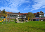 Ein Spielplatz wartet auf die kleinen Gäste.