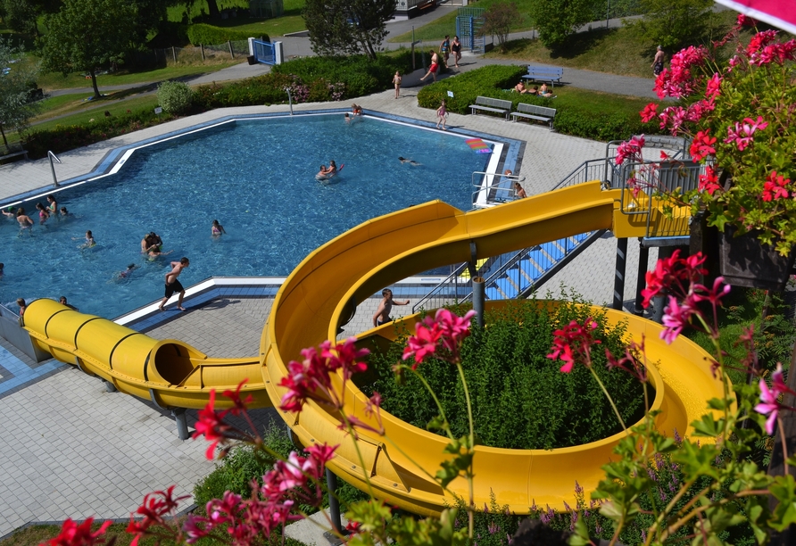 Das nahegelegene Freibad verspricht im Sommer eine Abkühlung.