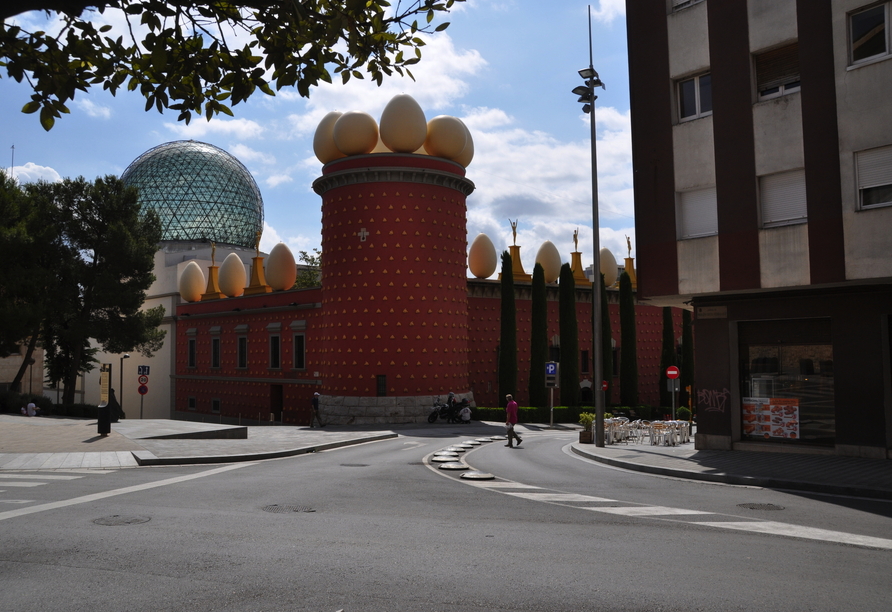 In Figueres besuchen Sie das Theater-Museum, wo Sie Einblick in die Werke Dalís haben werden.