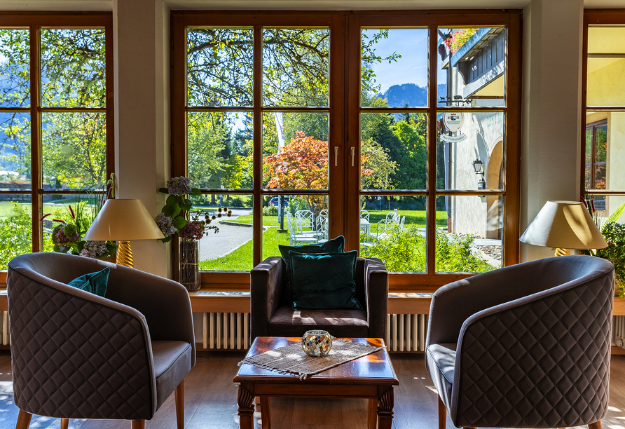 Die einladende Lobby mit idyllischem Ausblick