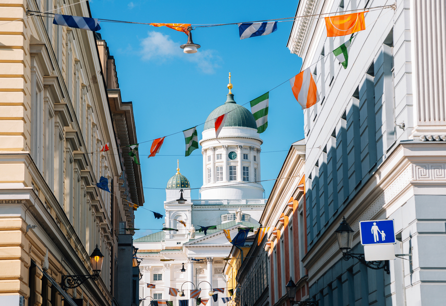 Spazieren Sie durch die Straßen zum Dom von Helsinki.
