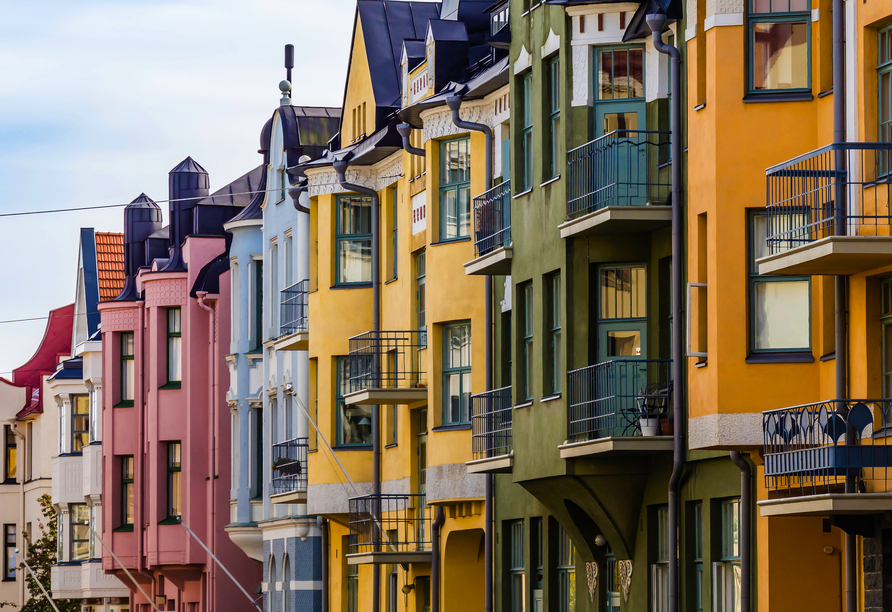 Entdecken Sie die Architektur und prachtvollen Fassaden in den Straßen von Helsinki.