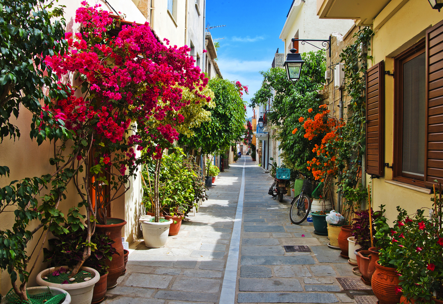 Schlendern Sie durch die bunten Gassen von Rethymnon.