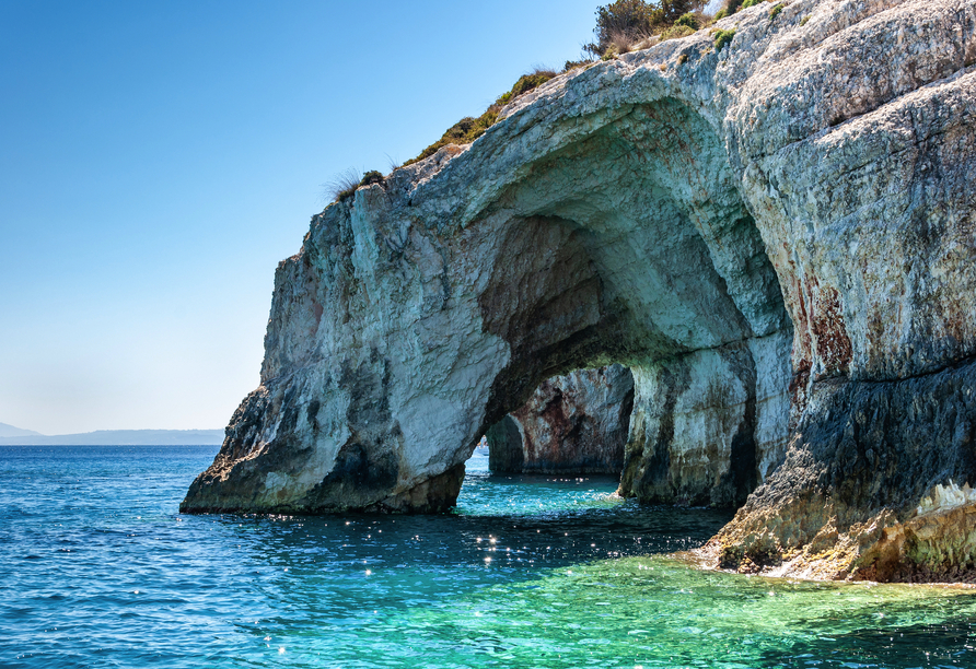 Das Wasser rund um die Höhlen von Keri wird Sie mit seinen spektakulären Blau- und Türkistönen beeindrucken. 