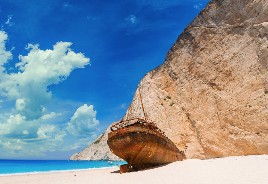 Das gestrandete Schiffswrack am Navagio Beach verleiht der Bucht eine geheimnisvolle Atmosphäre.