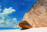 Das gestrandete Schiffswrack am Navagio Beach verleiht der Bucht eine geheimnisvolle Atmosphäre.