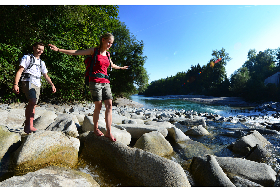 Unternehmen Sie schöne Wanderungen entlang des Almflusses. 