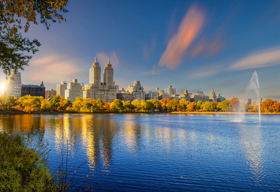 Schlendern Sie während des Indian Summers durch den Central Park in New York.