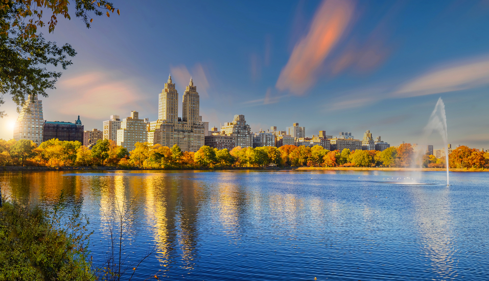 Schlendern Sie während des Indian Summers durch den Central Park in New York.