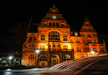 Das Alte Rathaus von Bielefeld erstrahlt am Abend.