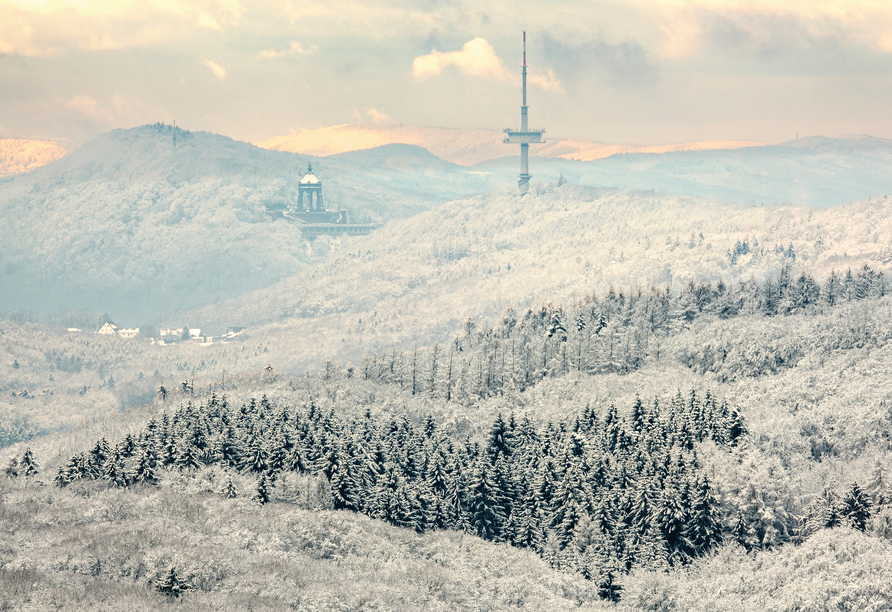 Das verschneite Weserbergland mit Blick auf das Kaiser-Wilhelm-Denkmal von Porta Westfalica