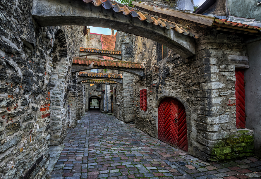 In Tallinns Altstadt entdecken Sie noch heute verwunschene Ecken, wie aus dem Mittelalter entsprungen.