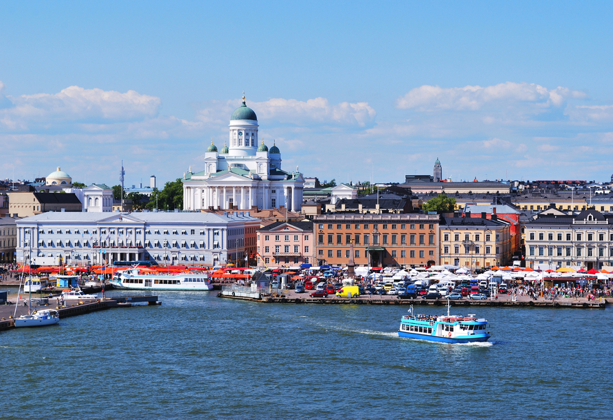 Schon vom Weitem ist der weiße Dom von Helsinki erkennbar.