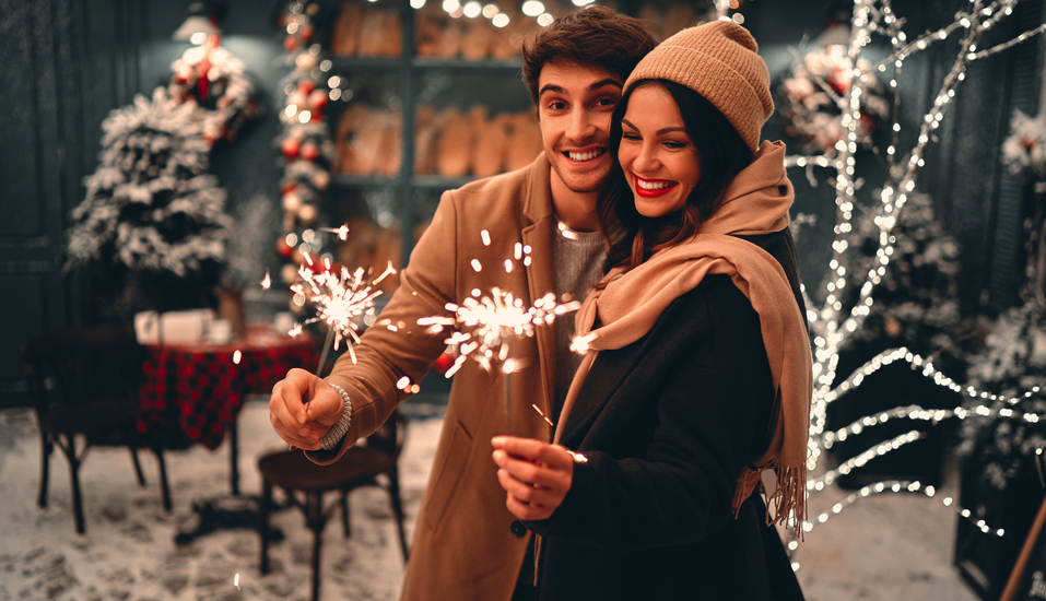 Funkelnde Wunderkerzen sorgen für festliche Stimmung und machen den winterlichen Jahreswechsel zu einem besonderen Moment.