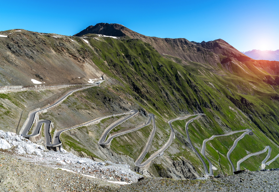 Fahren Sie über die berühmte Stilfserjoch Passstraße - eine der imposantesten Straßen der Welt.