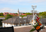 Auf der Terrasse des Restaurants können Sie mit mit einer grandiosen Aussicht speisen.