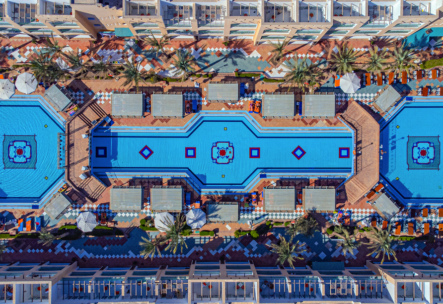 Fantastische Sicht auf den Außenpool Ihres Hotels